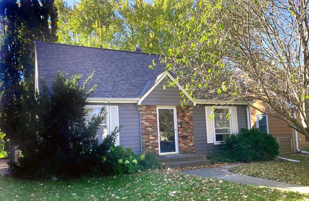 Photo of 870 Hoyt Avenue W, Saint Paul, MN 55117 (MLS # 7158500)