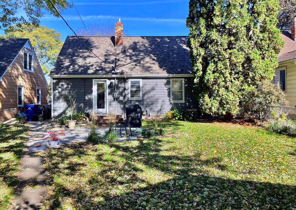 Photo of 870 Hoyt Avenue W, Saint Paul, MN 55117 (MLS # 7158500)