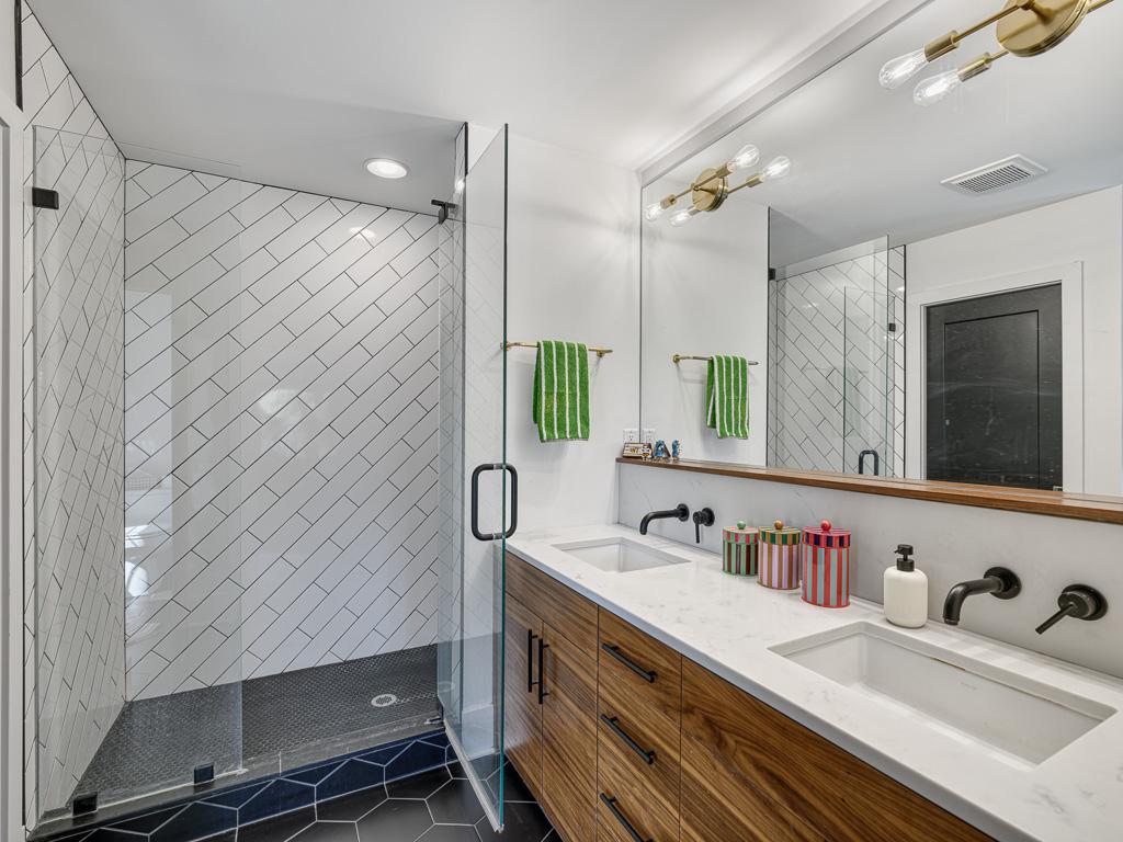 Saint Paul, Minnesota, 55116, United States, 4 Bedrooms Bedrooms, ,4 BathroomsBathrooms,Residential,Active,2052038