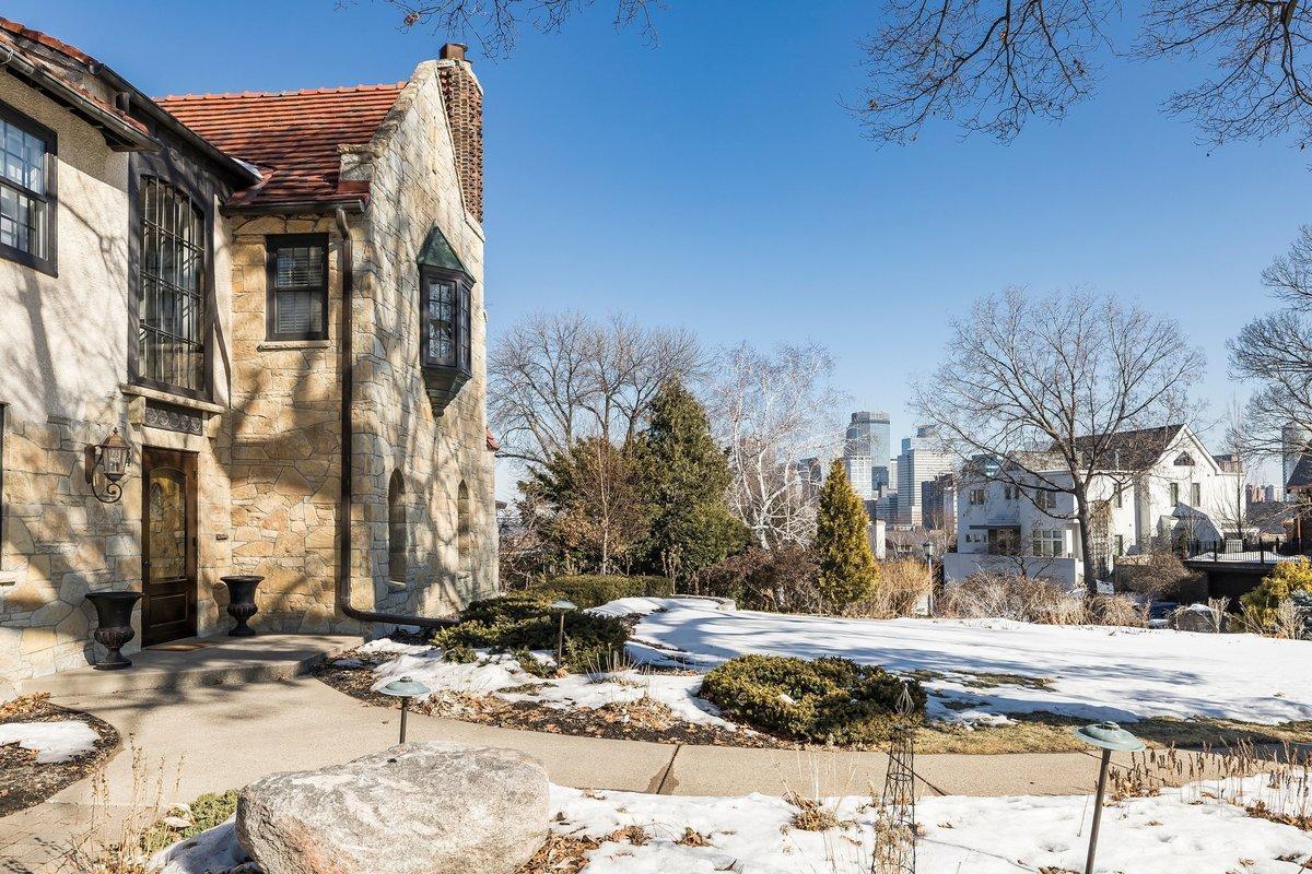 1014 Mount Curve Avenue