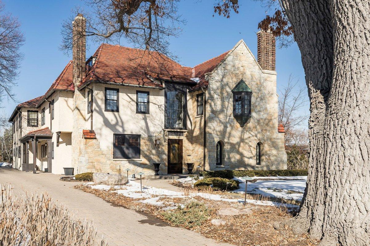 1014 Mount Curve Avenue