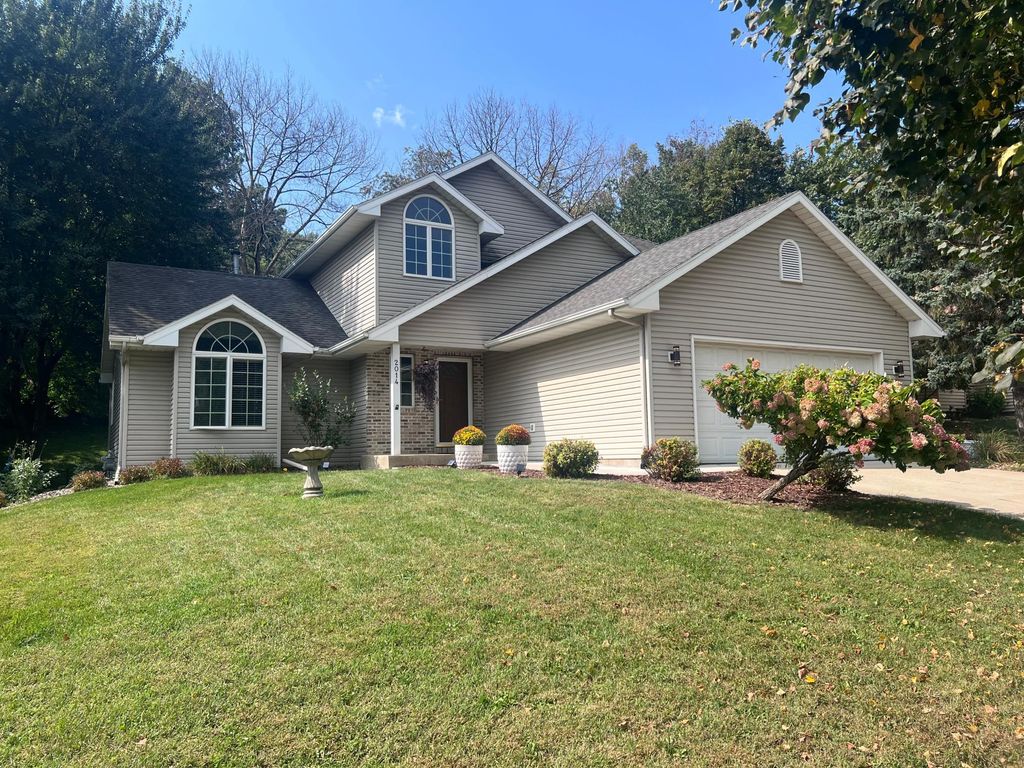 Photo of 2014 Fox Valley Drive SW, Rochester, MN 55902 (MLS # 7037834)