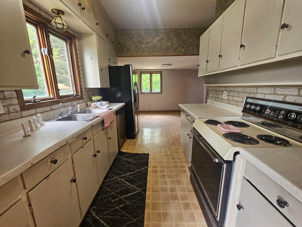 Photo of 237 E Nelson Avenue, Warren, MN 56762 (MLS # 7103565)