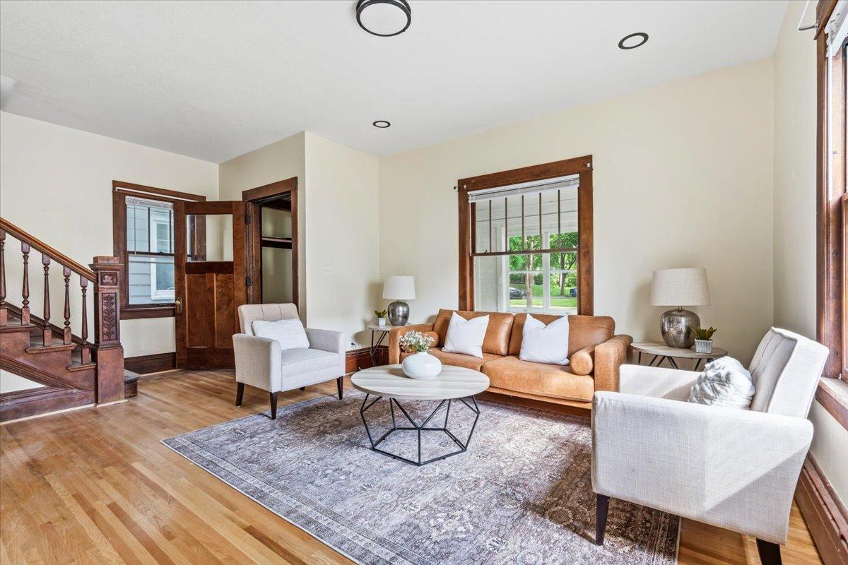 712 Cedar Lake Road S