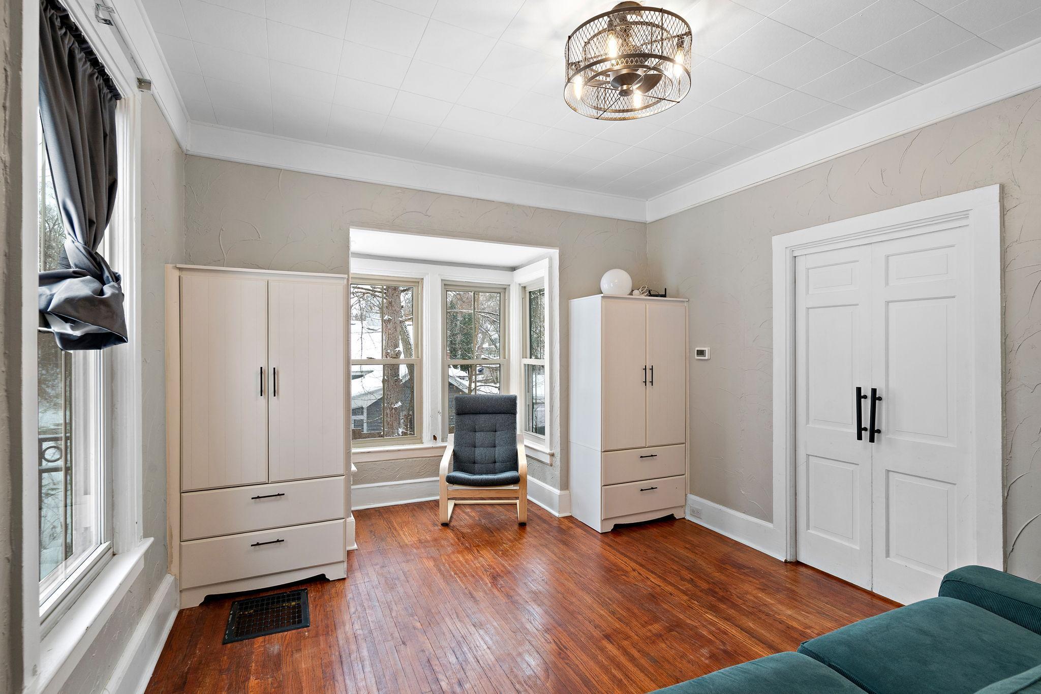 521 Willard Street W