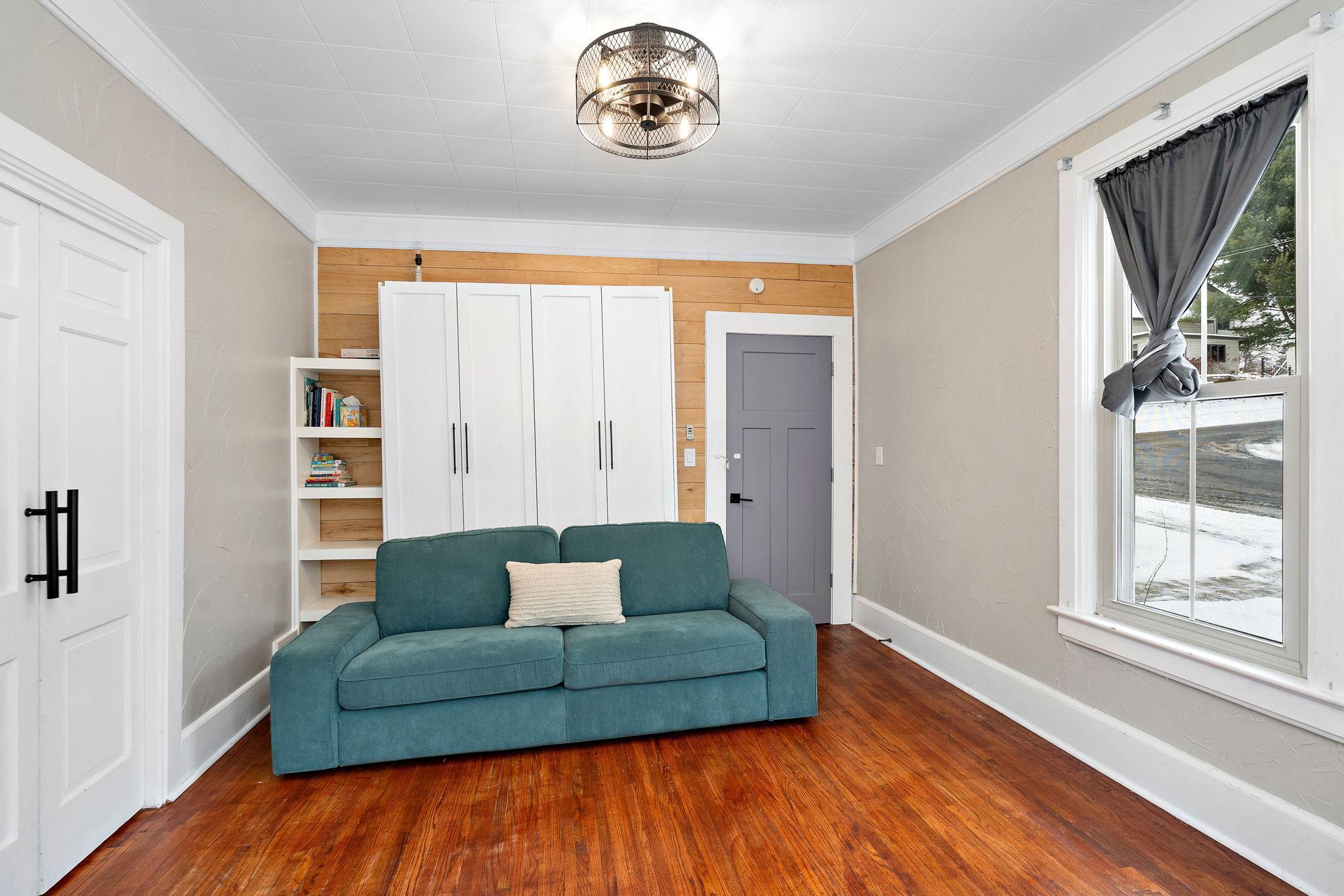 521 Willard Street W