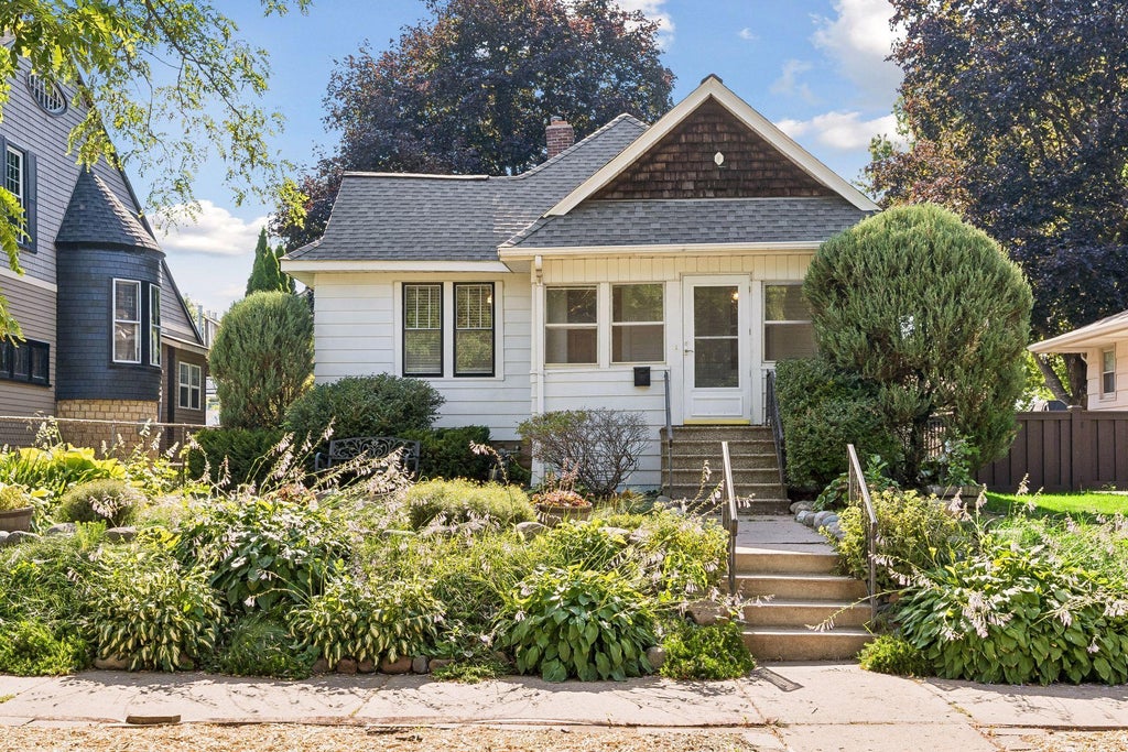 Photo of 931 Ottawa Avenue, West Saint Paul, MN 55118 (MLS # 7113432)