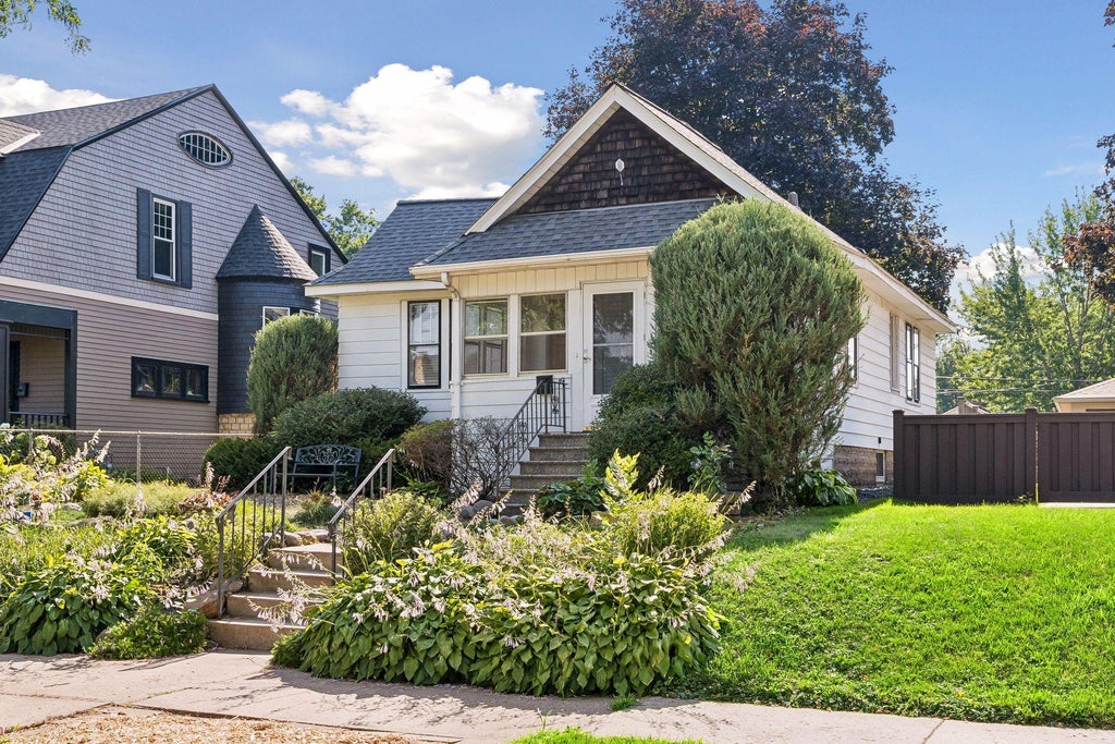 Photo of 931 Ottawa Avenue, West Saint Paul, MN 55118 (MLS # 7113432)