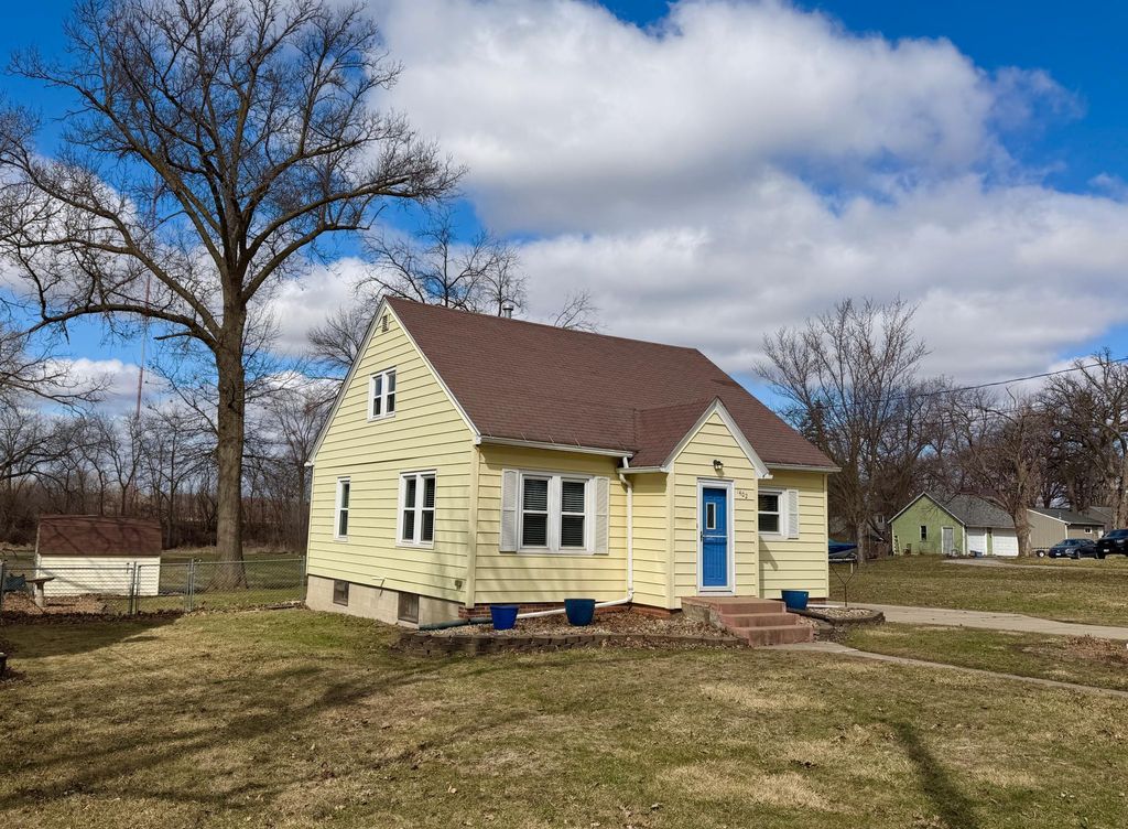 Photo of 1402 S Broadway Avenue, Albert Lea, MN 56007 (MLS # 7044061)