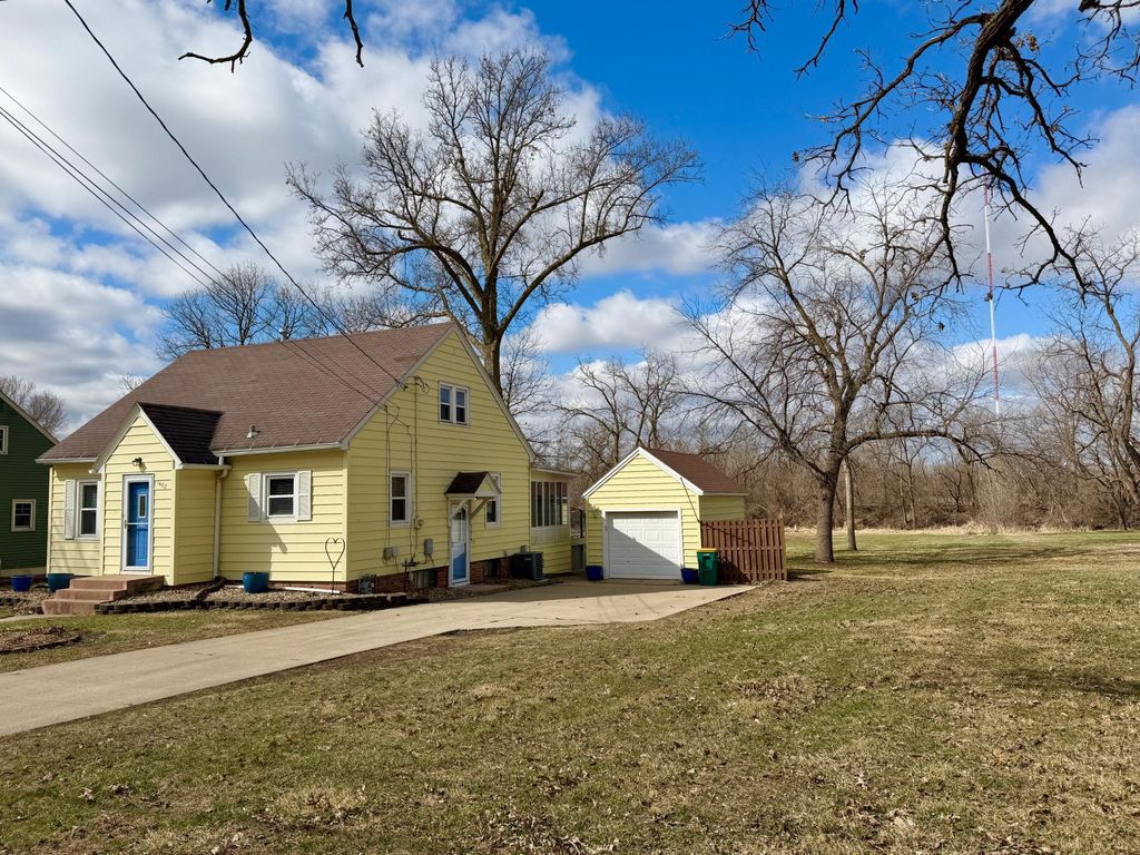 Photo of 1402 S Broadway Avenue, Albert Lea, MN 56007 (MLS # 7044061)
