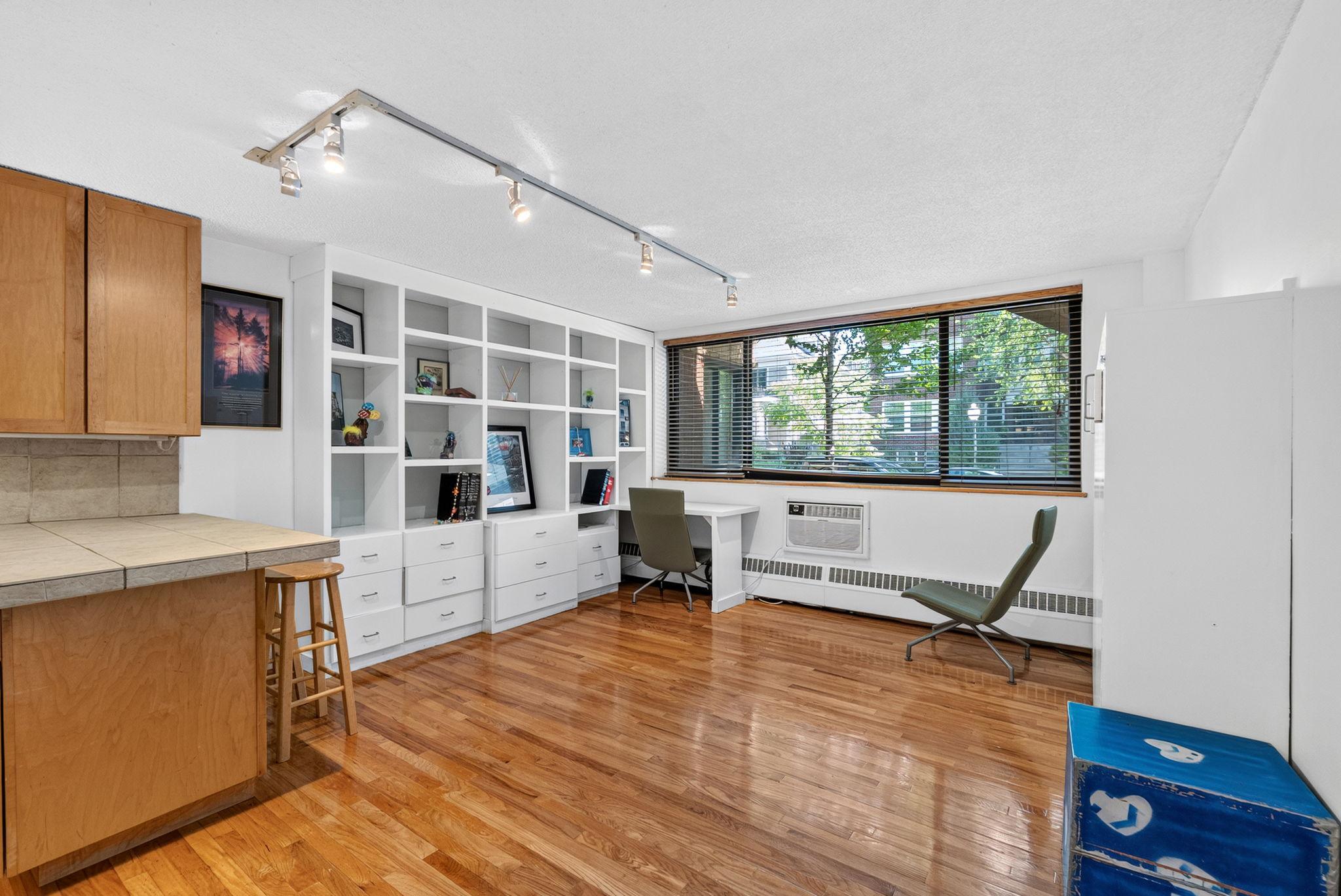 1912 Dupont Avenue S 105