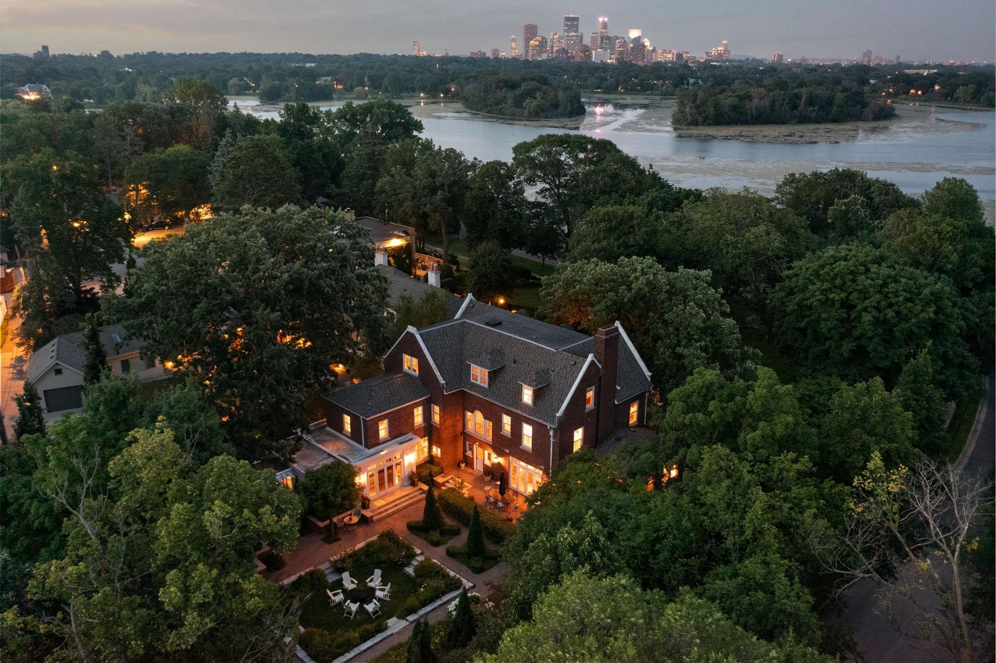 2774 W Lake Of The Isles Parkway