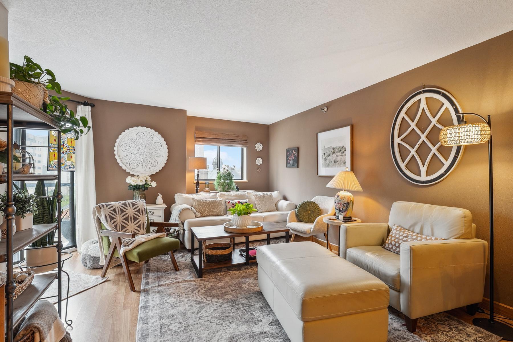 78 10th Street E 604