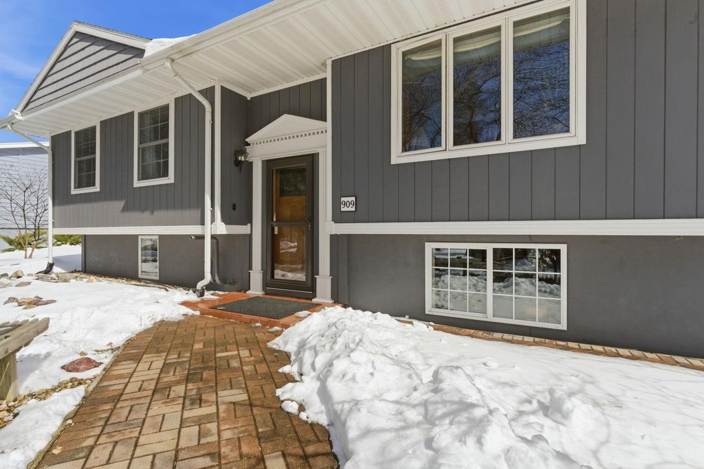 Photo of 909 16th Street SW, Willmar, MN 56201 (MLS # 7045739)