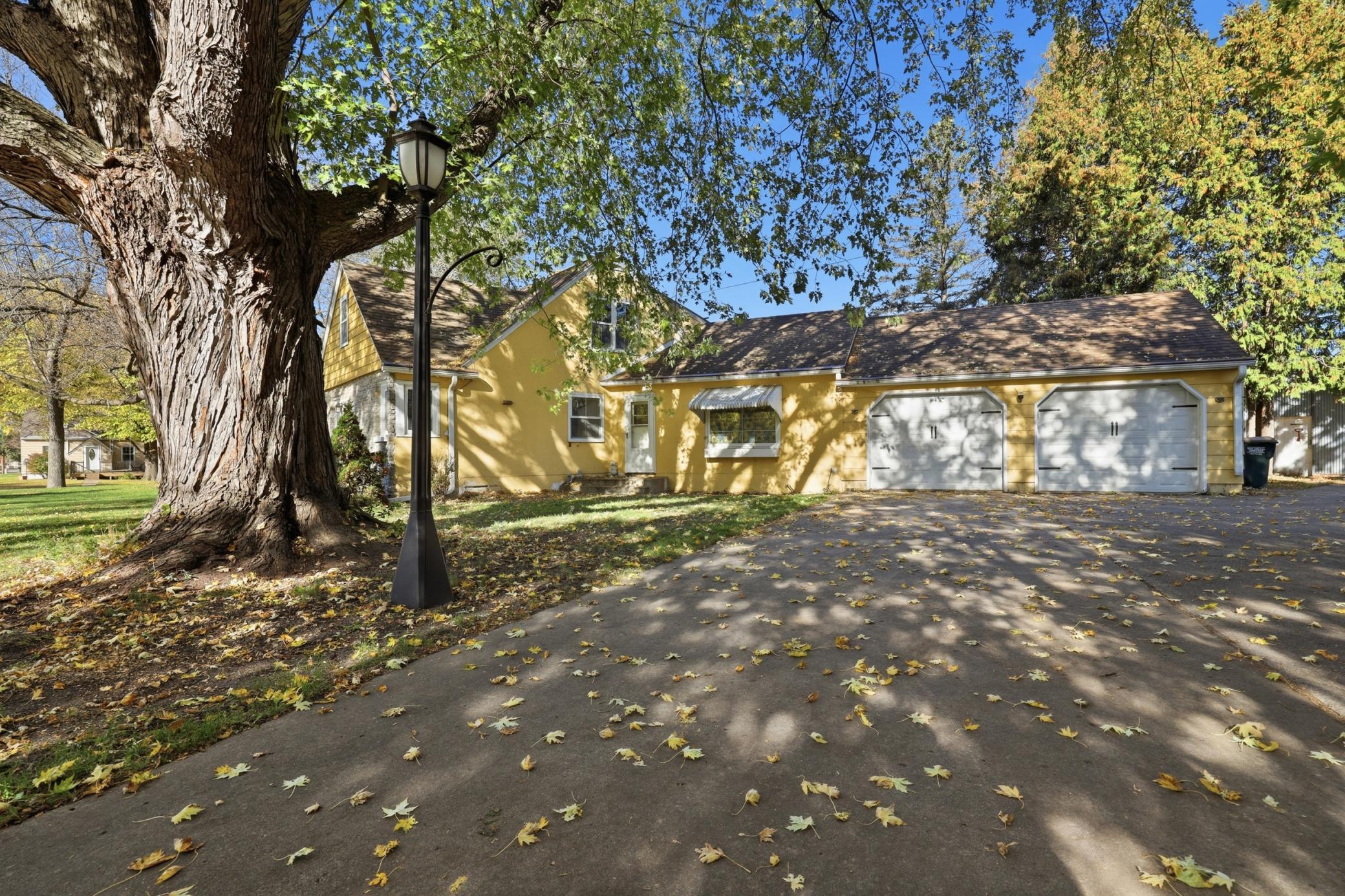 230 Mcleod Avenue W