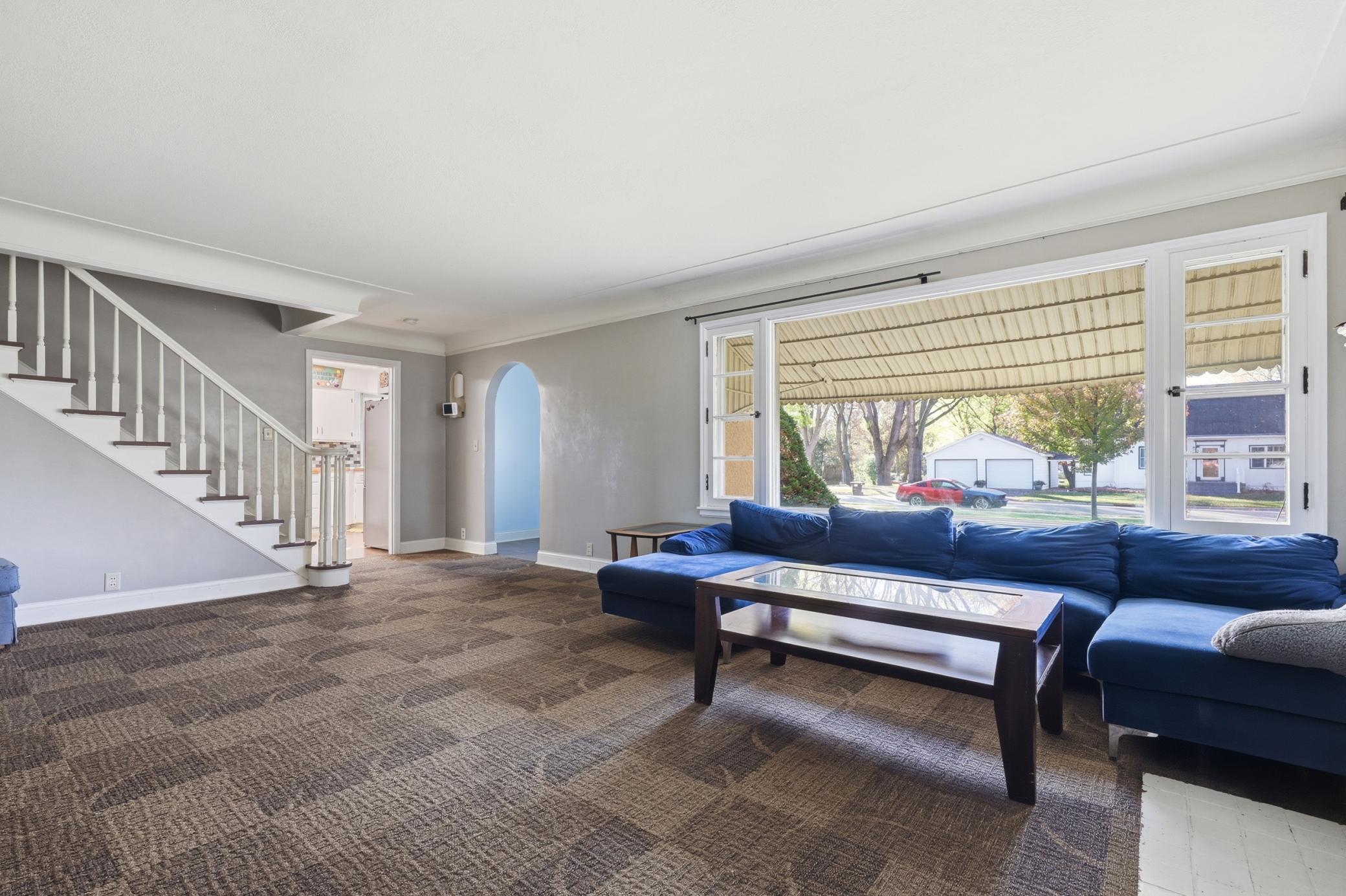 230 Mcleod Avenue W