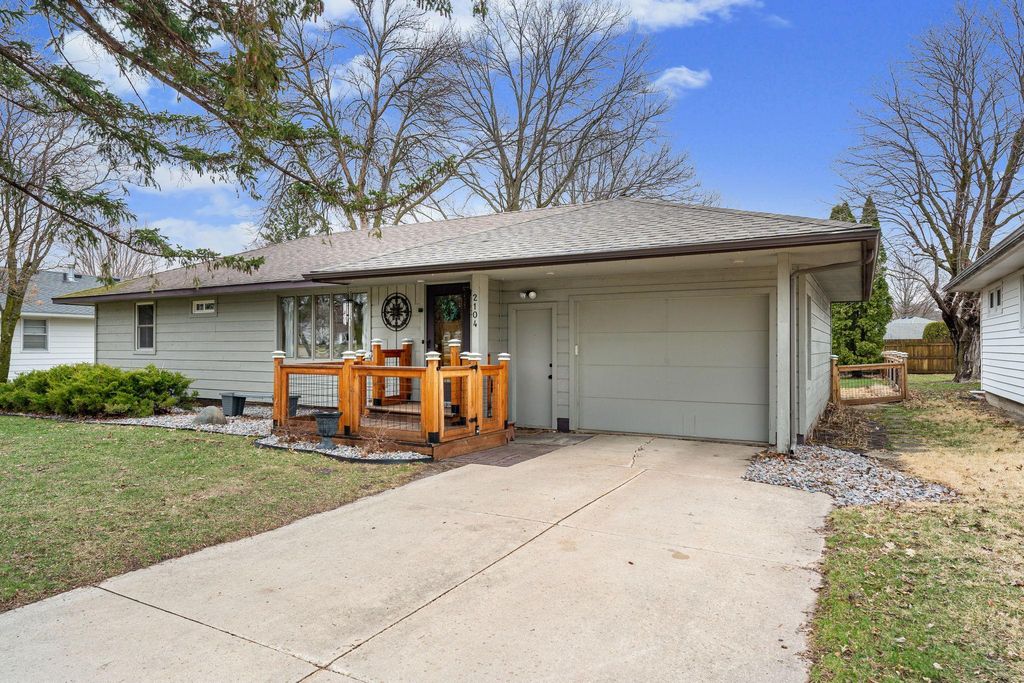 Photo of 2104 W Oakland Avenue, Austin, MN 55912 (MLS # 7045877)