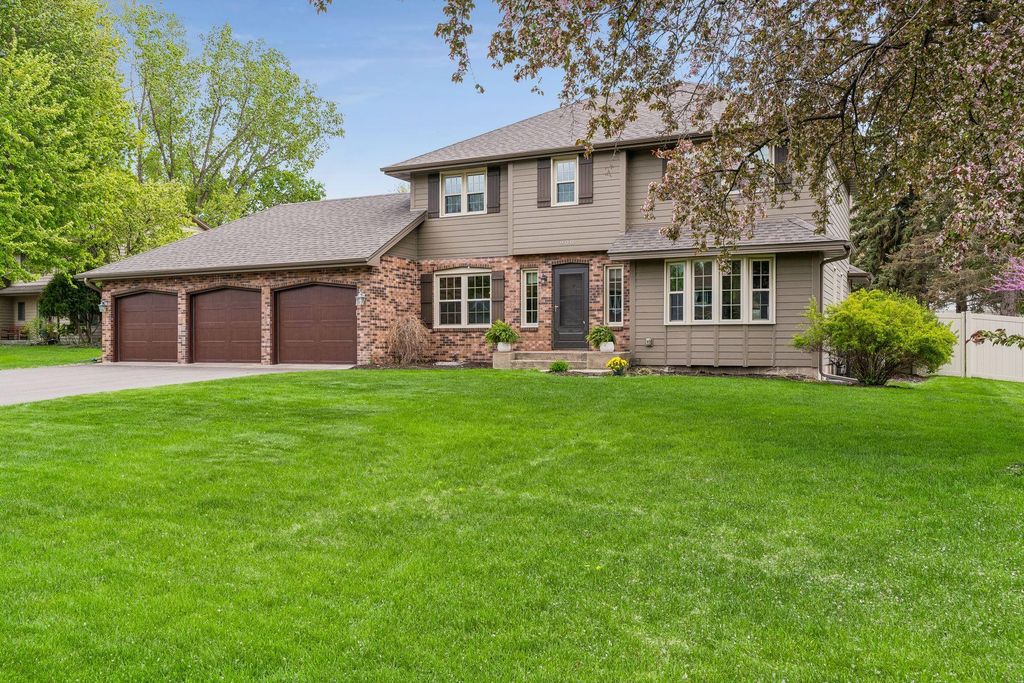 Photo of 900 Nina Court, West Saint Paul, MN 55118 (MLS # 7073703)