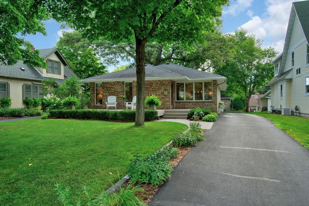 Photo of 214 Broadway Avenue N, Wayzata, MN 55391 (MLS # 7004252)