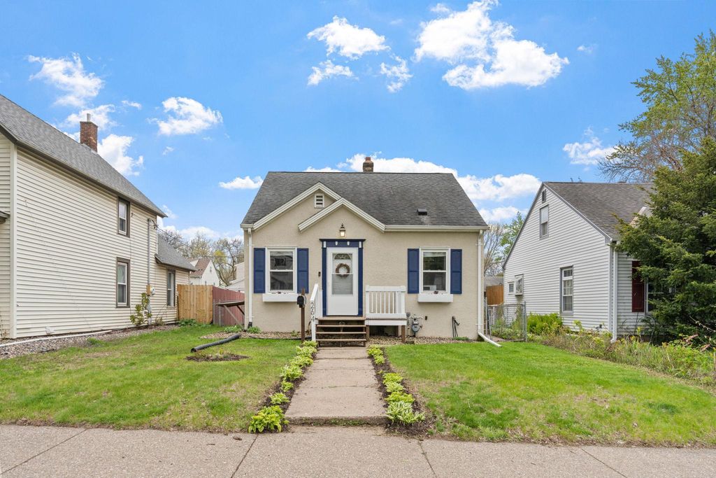 Photo of 264 Haskell Street E, West Saint Paul, MN 55118 (MLS # 7069722)