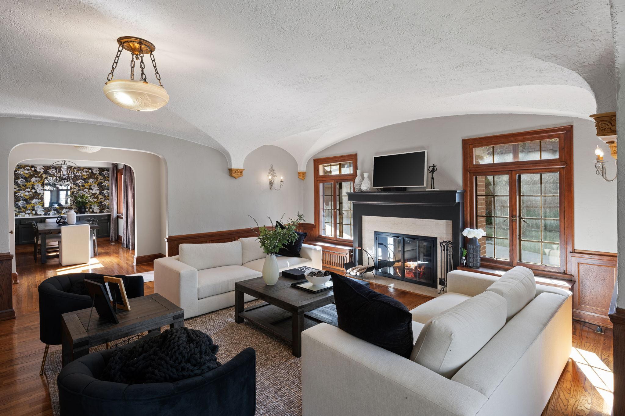 1613 W Franklin Avenue