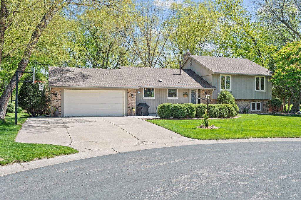 Photo of 10725 Woodwatch Circle, Eden Prairie, MN 55347 (MLS # 7069509)