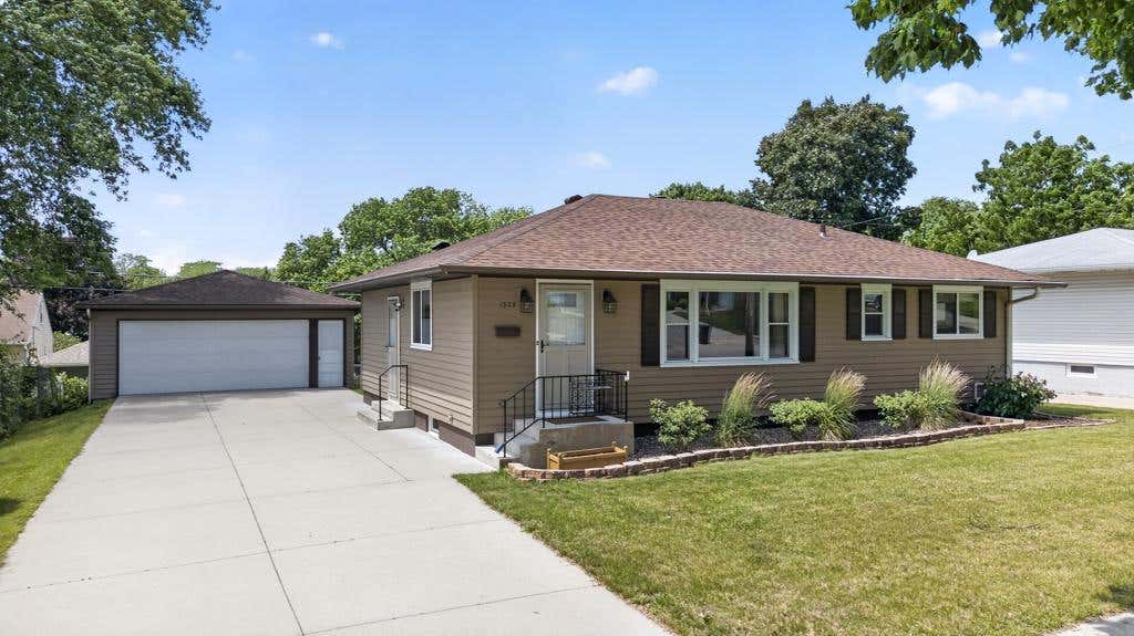 Photo of 1525 11th Avenue NE, Rochester, MN 55906 (MLS # 7099367)