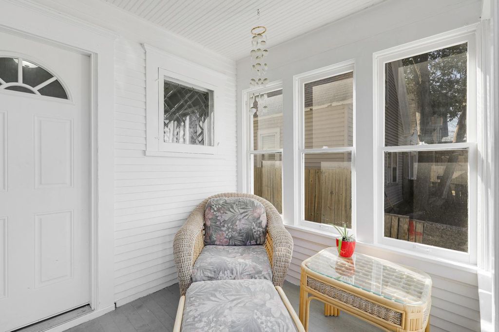 Photo of 1320 Edgerton Street, Saint Paul, MN 55130 (MLS # 7016231)