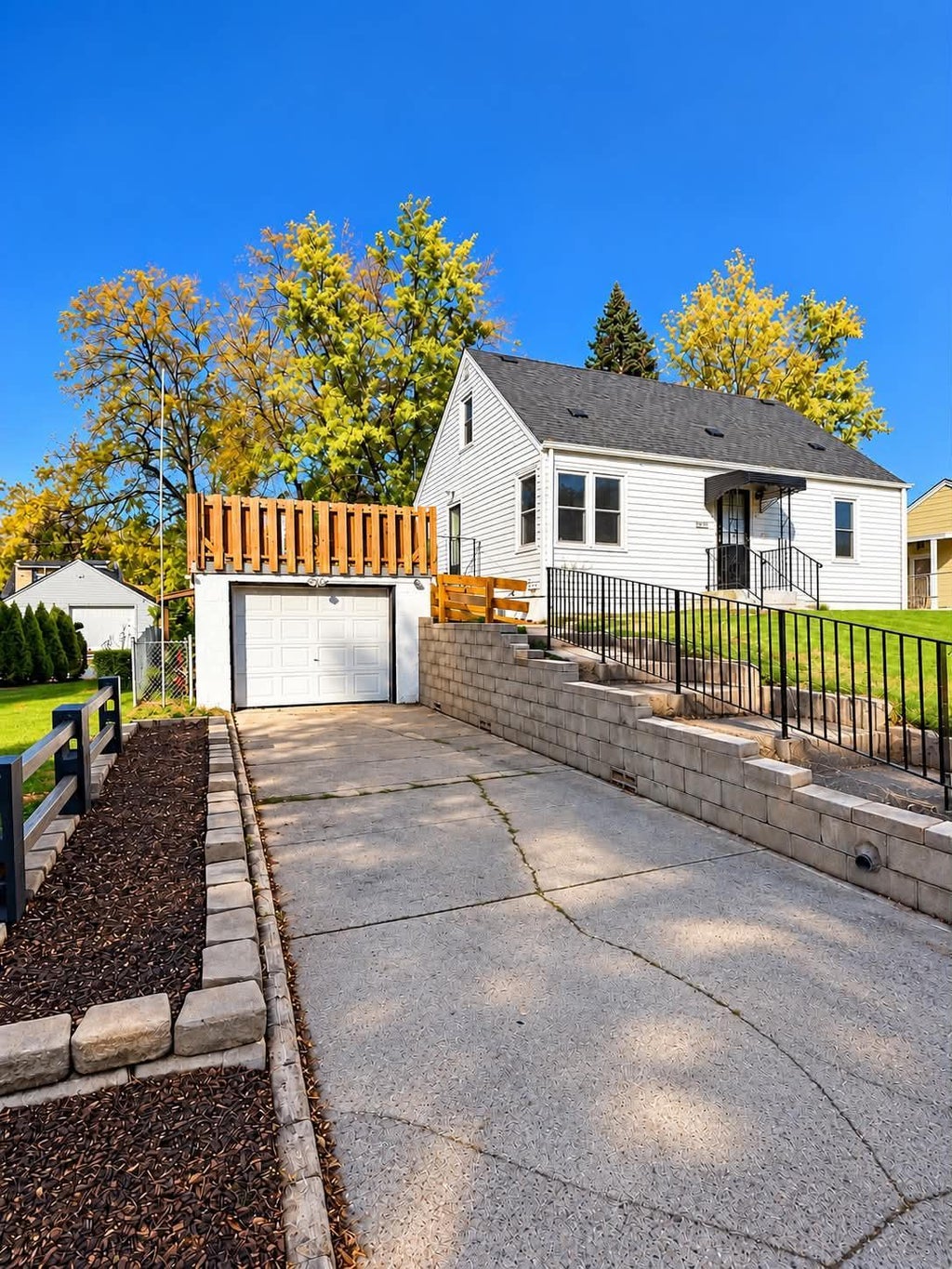 Photo of 2057 Sherwood Avenue, Saint Paul, MN 55119 (MLS # 7157620)