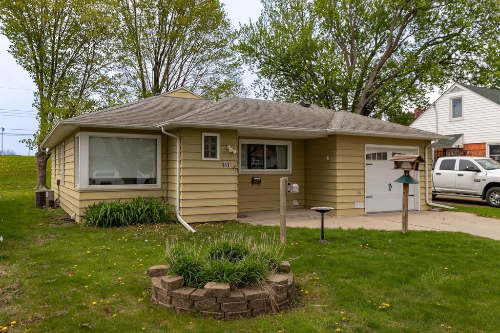 Photo of 911 13th Avenue NW, Rochester, MN 55901 (MLS # 7067862)