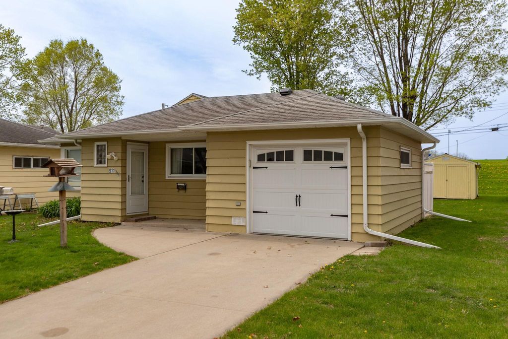 Photo of 911 13th Avenue NW, Rochester, MN 55901 (MLS # 7067862)