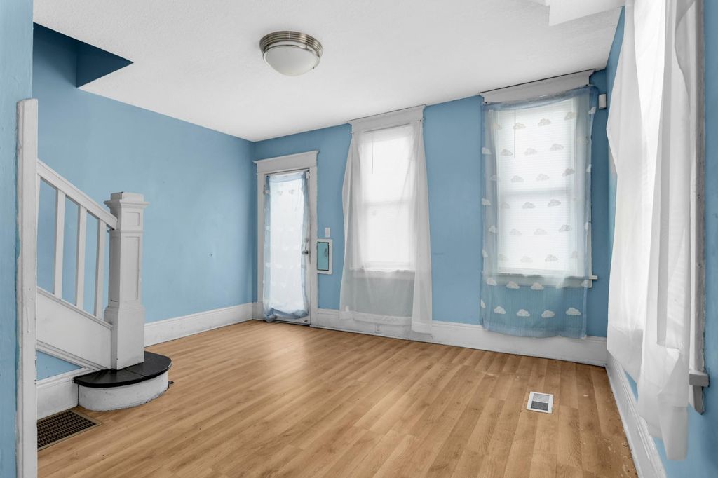 Photo of 1025 Mclean Avenue, Saint Paul, MN 55106 (MLS # 7011775)