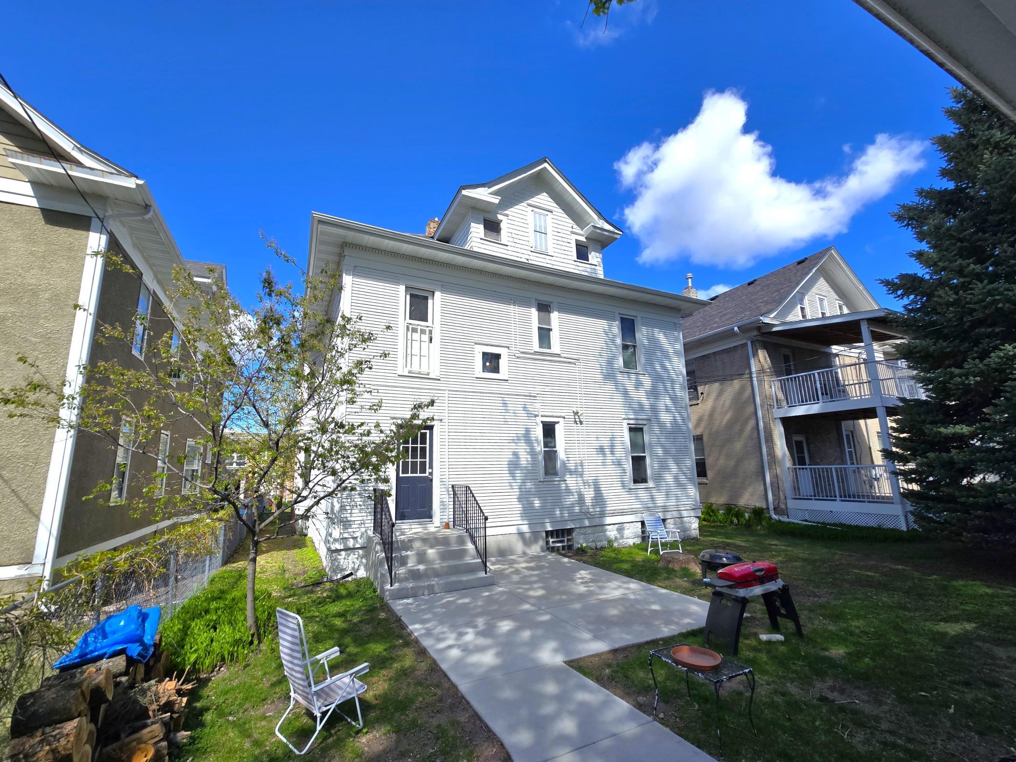 2215 Pleasant Avenue