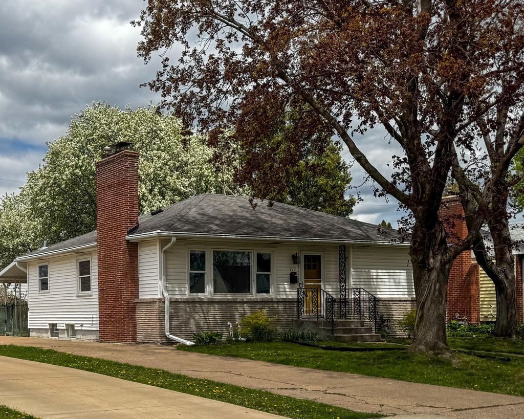Photo of 777 California Avenue W, Saint Paul, MN 55117 (MLS # 7040463)