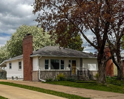 Photo of 777 California Avenue W, Saint Paul, MN 55117 (MLS # 7040463)