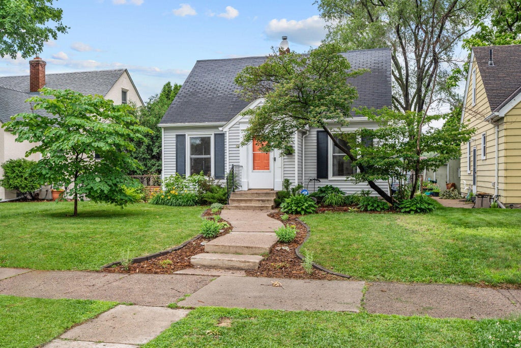 Photo of 1133 California Ave AVE W, Saint Paul, MN 55108 (MLS # 7158191)