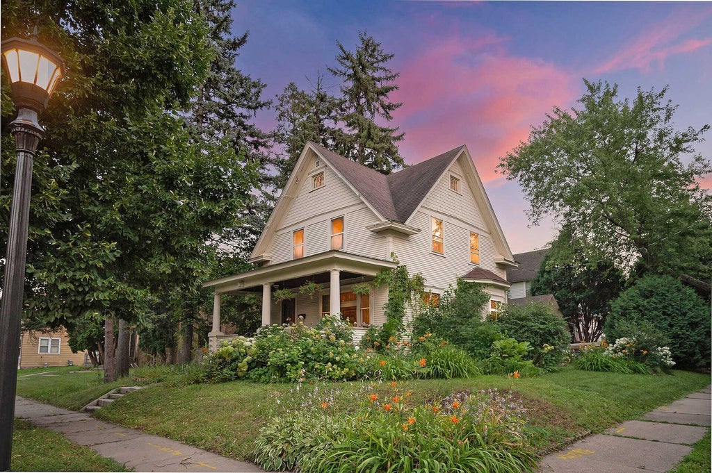 Photo of 124 Baker Street W, Saint Paul, MN 55107 (MLS # 7113243)