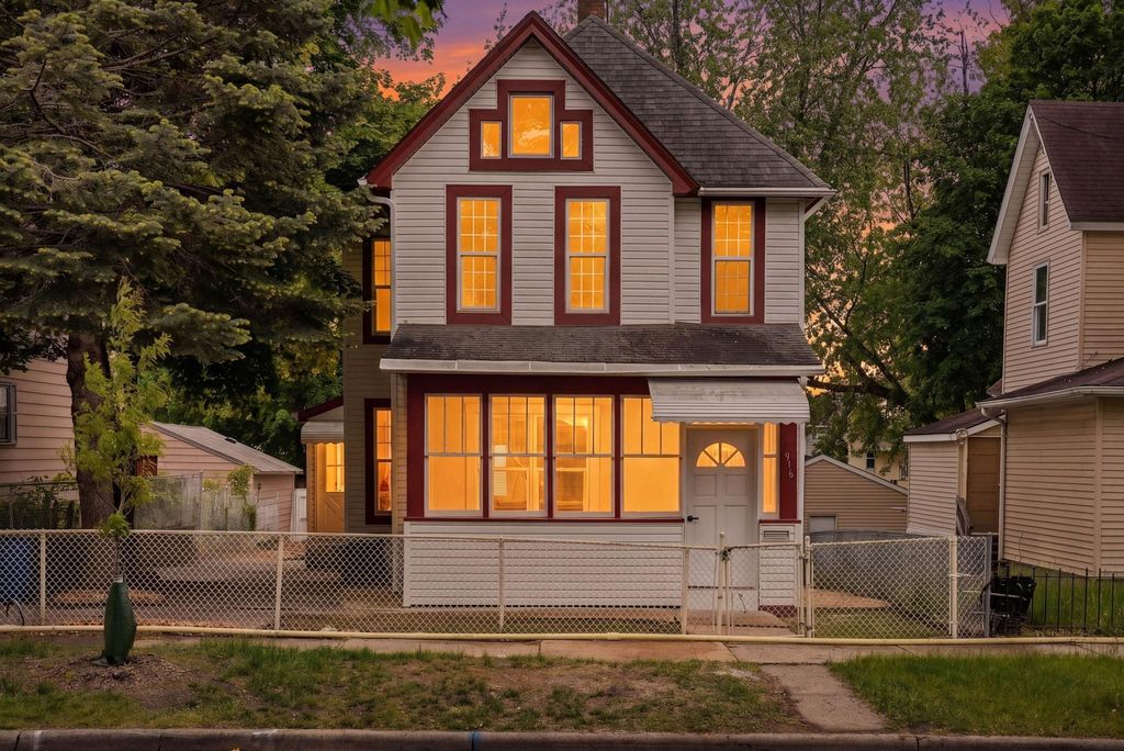 Photo of 916 Magnolia Avenue E, Saint Paul, MN 55106 (MLS # 7081088)