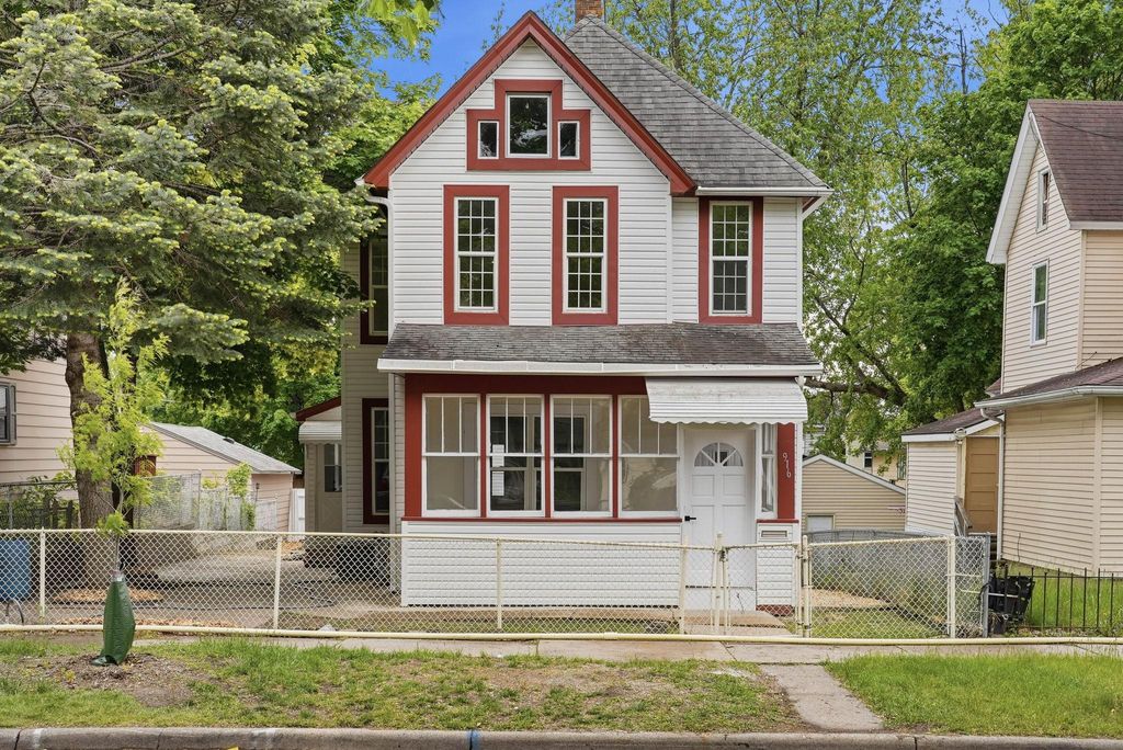 Photo of 916 Magnolia Avenue E, Saint Paul, MN 55106 (MLS # 7081088)