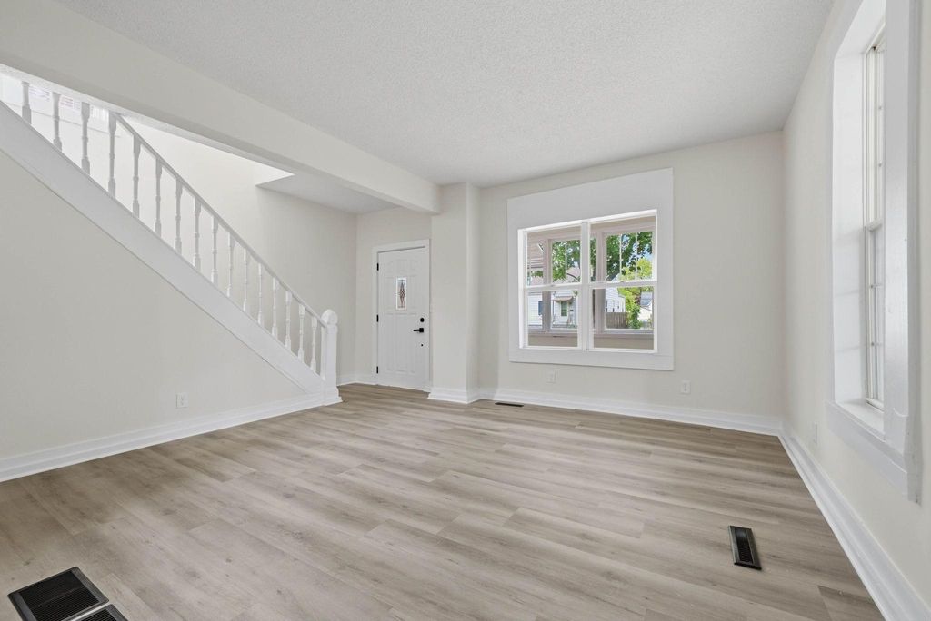 Photo of 916 Magnolia Avenue E, Saint Paul, MN 55106 (MLS # 7081088)
