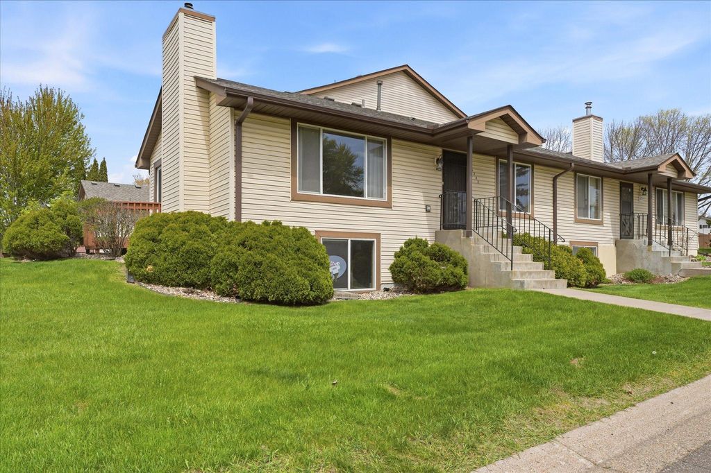 Photo of 6762 Gretchen Court N, Oakdale, MN 55128 (MLS # 7071240)