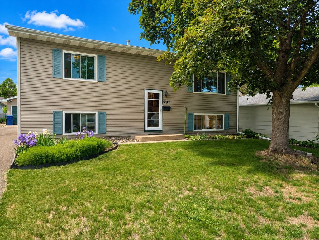 Photo of 907 California Avenue W, Saint Paul, MN 55117 (MLS # 7083702)