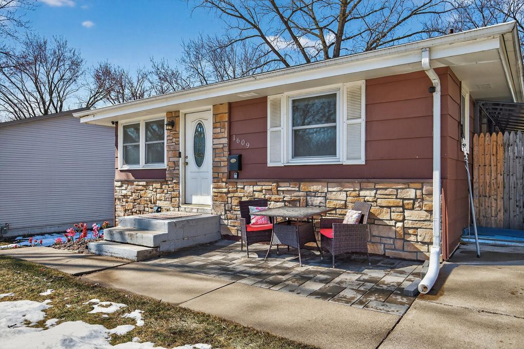 Photo of 1609 Hillsboro Avenue N, Golden Valley, MN 55427 (MLS # 7040663)