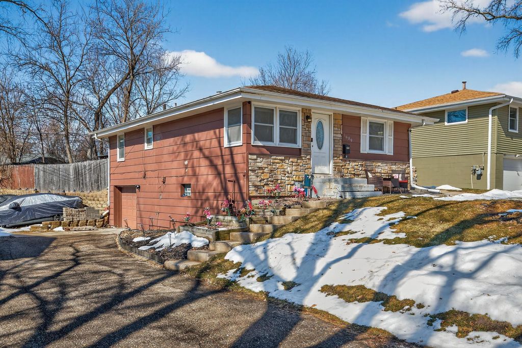 Photo of 1609 Hillsboro Avenue N, Golden Valley, MN 55427 (MLS # 7040663)
