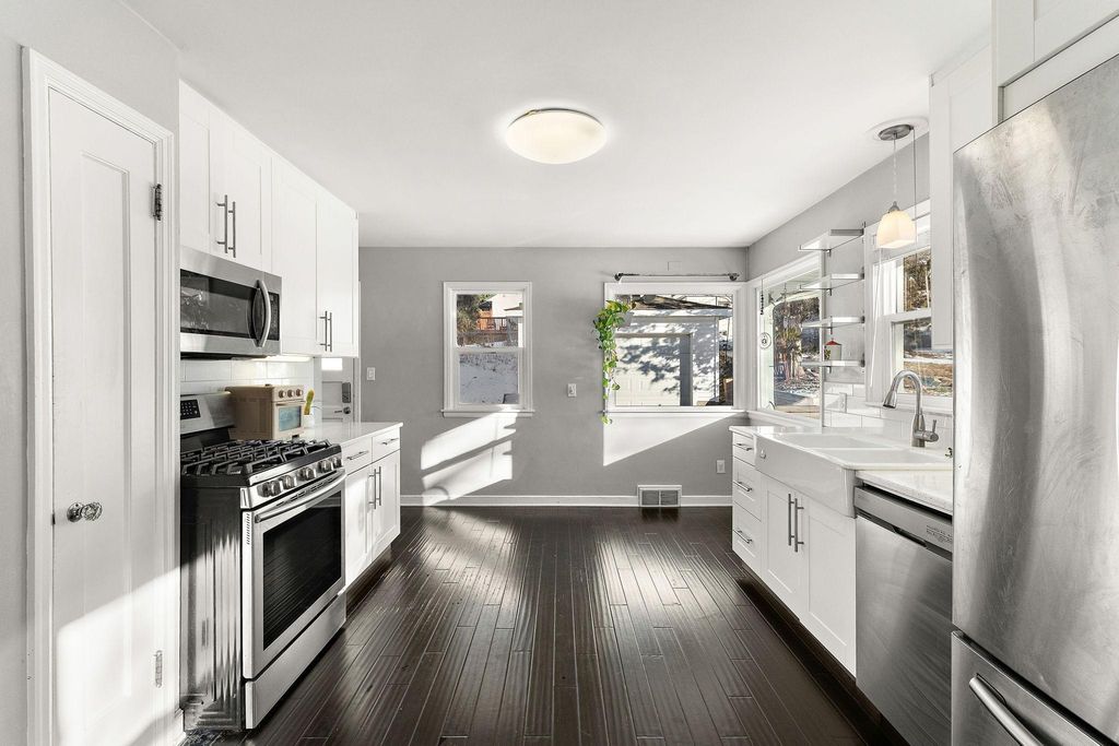 Photo of 1018 Delaware Avenue, West Saint Paul, MN 55118 (MLS # 7010733)