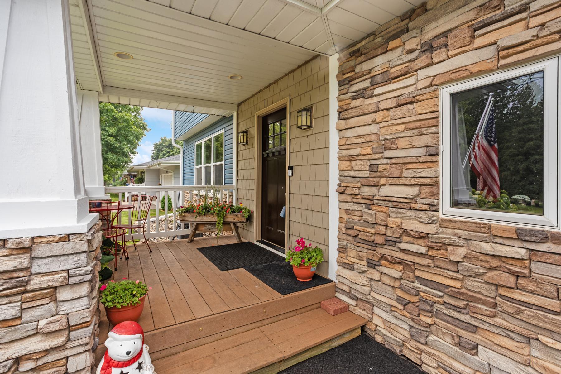 3903 E County Line N