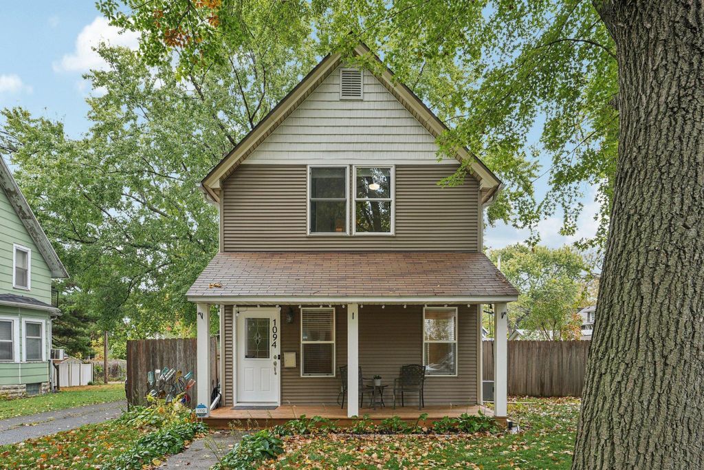 Photo of 1094 Argyle Street, Saint Paul, MN 55103 (MLS # 7004559)