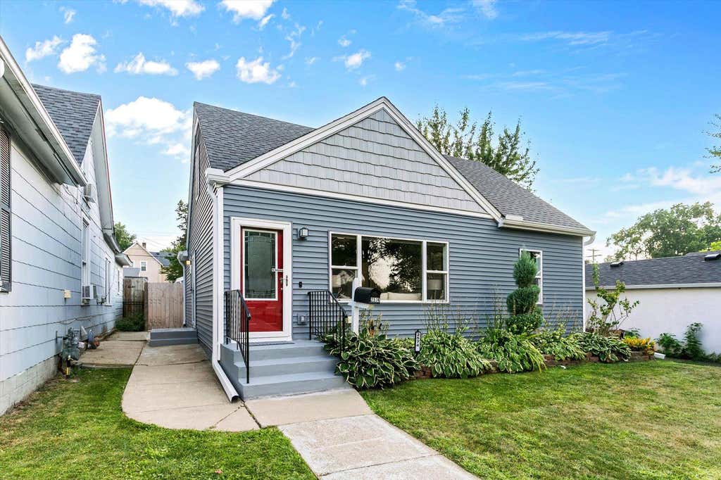 Photo of 2574 2nd Avenue E, North Saint Paul, MN 55109 (MLS # 7132196)