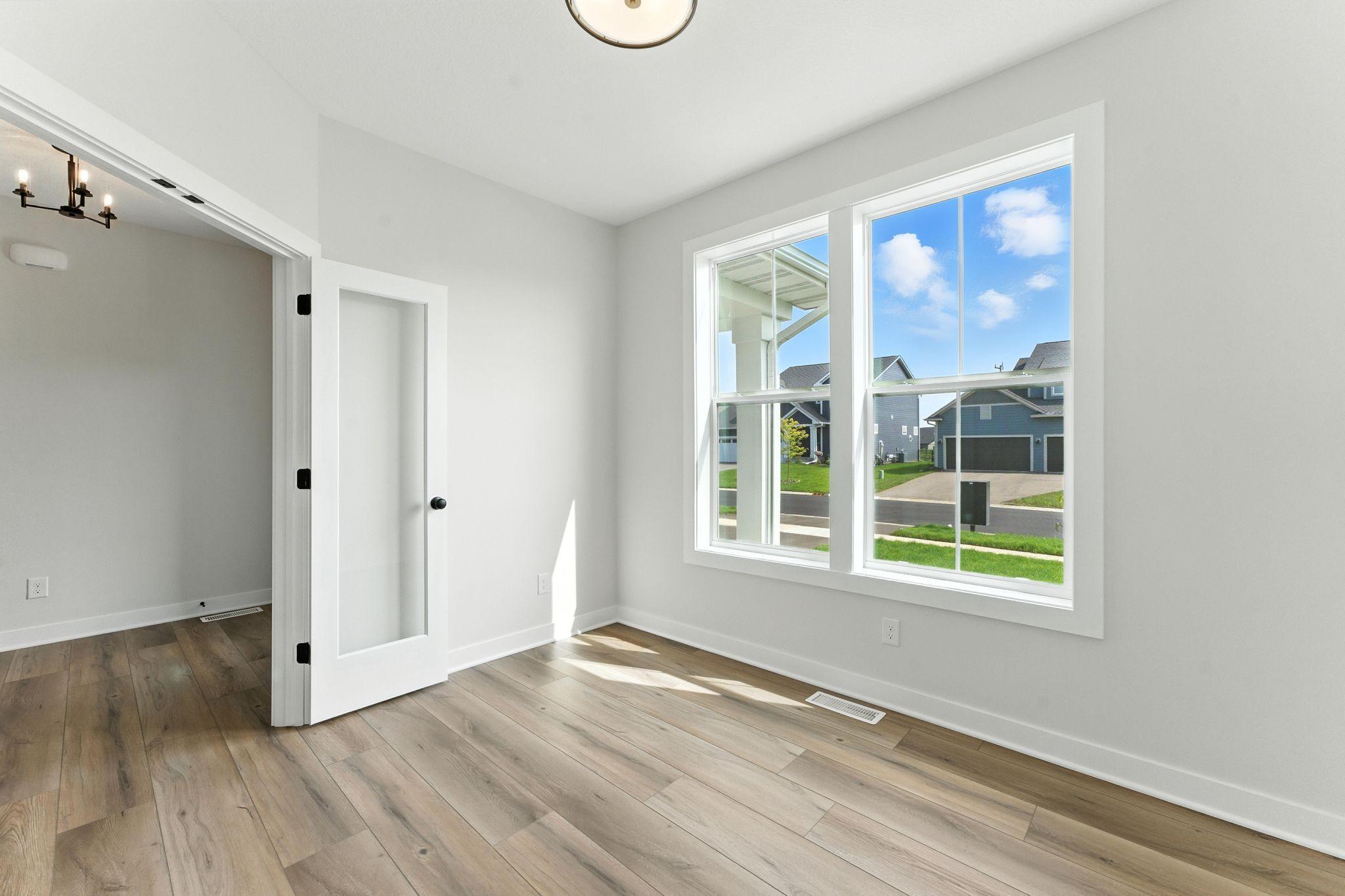 xxx Knightsbridge Ln N