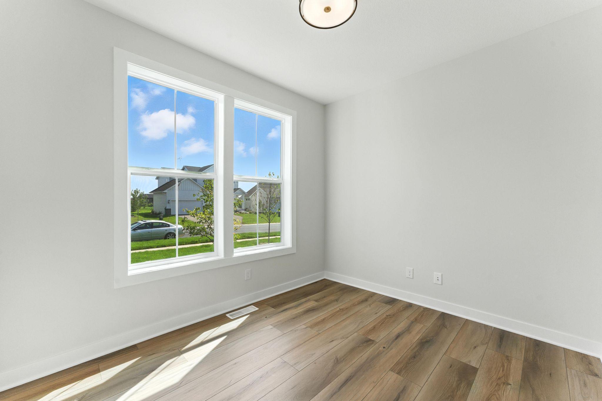 xxx Knightsbridge Ln N